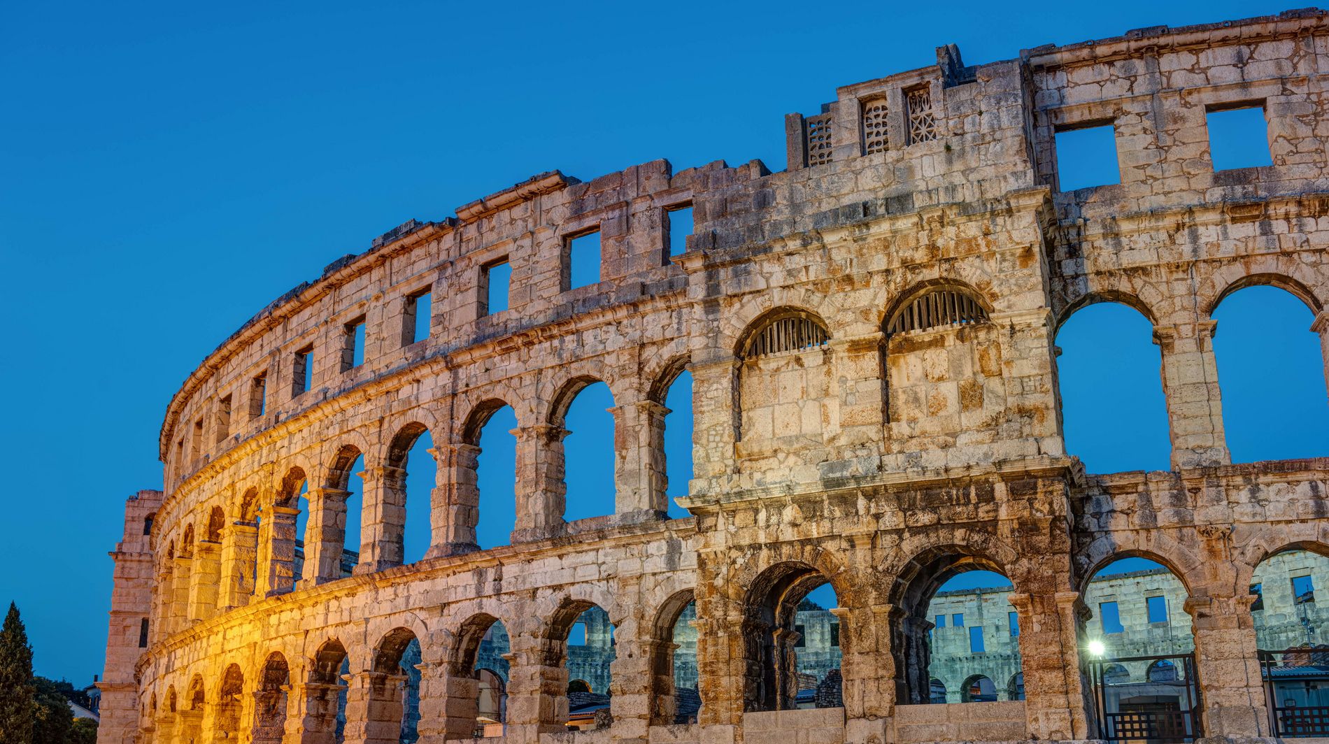 detail-of-the-pula-arena-at-night-2023